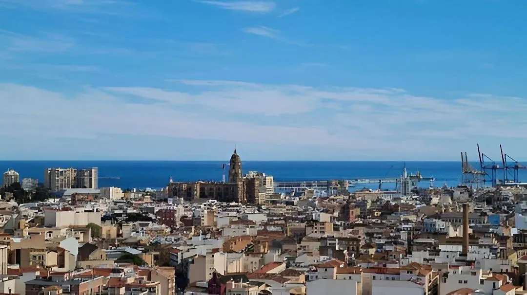 Malaga Urban Sky 3 Bed Apartment 22K 0*,  إسبانيا