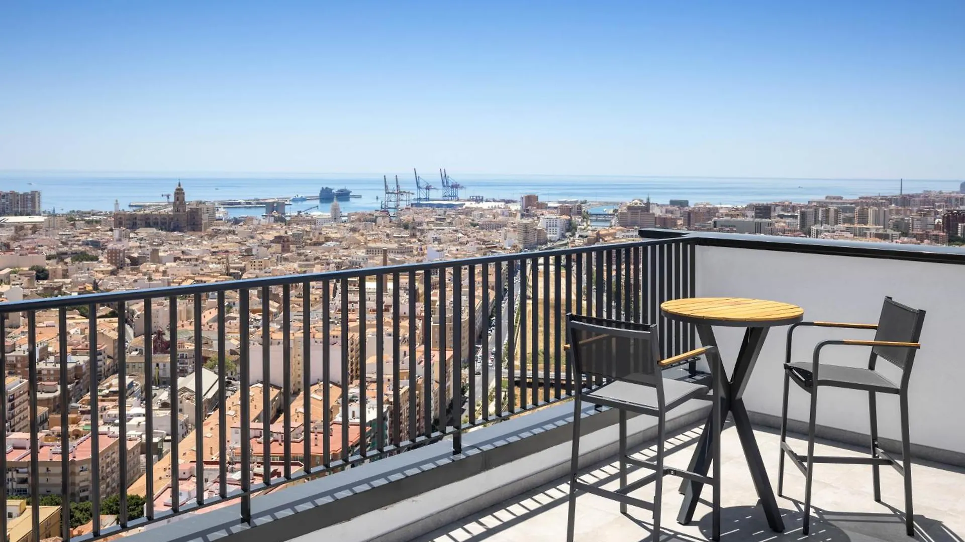Malaga Urban Sky 3 Bed Apartment 22K 0*,  إسبانيا