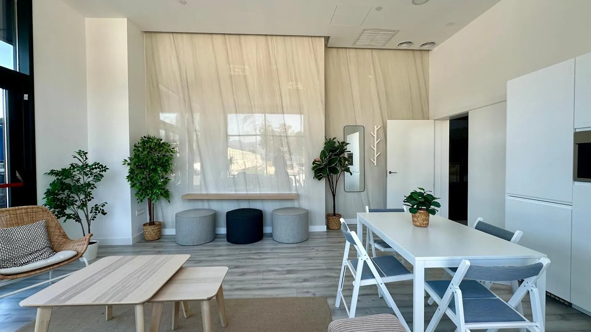 Malaga Urban Sky 3 Bed Apartment 22K 0*,  España